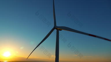 工业风涡轮生产可持续发展的能源美丽的天空