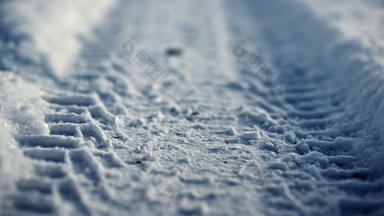 轮马克雪表面冷淡的冬天一天特写镜头巷道覆盖白色雪