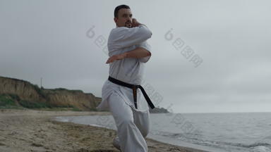 <strong>空手道</strong>战斗机锻炼战斗练习海滩男人。练习武术艺术