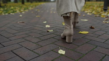 回来视图关闭女人腿靴子走路径秋天公园