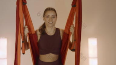 女人摆动吊床瑜伽工作室女孩坐着吊床航空瑜伽