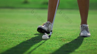 高尔夫球球员腿站高尔夫球草女人摆动打高尔夫球拍摄