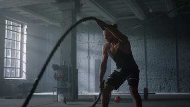 男人。培训战斗绳子<strong>健身房</strong>运动员强度健身锻炼