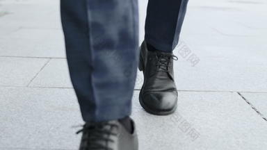 商人腿走城市街企业家穿黑色的皮革鞋子