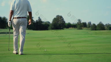 专业运动员玩高尔夫球在户外男人。走打高尔夫球夏天
