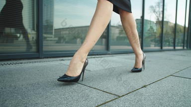 特写镜头女人脚走街女人腿走高非常鞋子