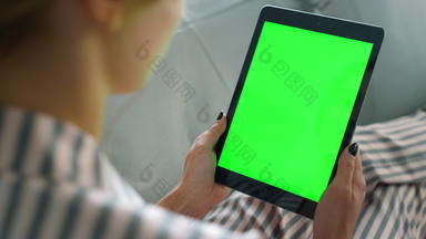 女人会说话的在线绿色平板电脑屏幕特写镜头手挥舞着使视频调用