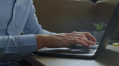 商人手触控板移动PC员工打字电脑键盘
