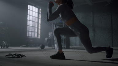 女人下蹲弓步健美运动员腿执行肺蹲锻炼