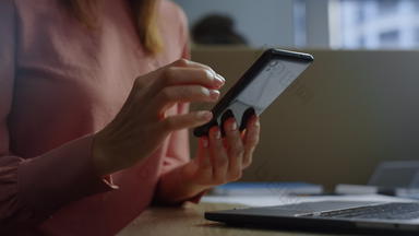 女商人手触控板智能手机屏幕女人发短信消息