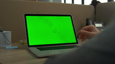 业务男人。绿色屏幕<strong>移动</strong>PC电脑办公室绿色屏幕电脑
