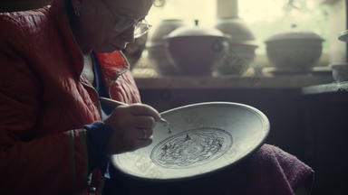 高级陶艺家海绵工作室女人刮粘土板陶器