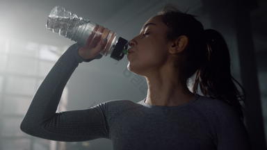 女运动员喝水体育瓶<strong>女孩</strong>持有瓶手