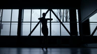 舞者<strong>轮廓</strong>磨跳舞步骤在室内运动<strong>女</strong>孩跳舞工作室