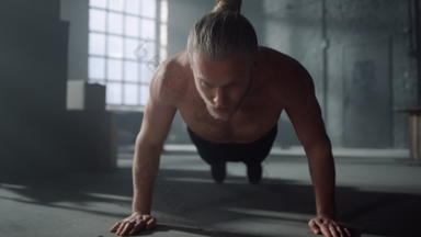 男人。推联合包裹地板上健身房运动的家伙培训腹部肌肉