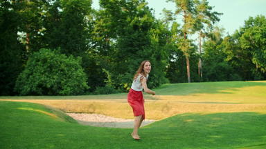 女人玩飞盘绿色草地快乐女孩有趣的公园