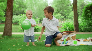 兄弟支出时间夏天公园兄弟姐妹玩球在户外
