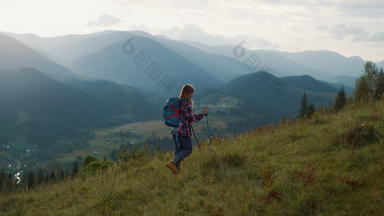 女人爬徒步旅行山活跃的<strong>背包</strong>客走自然绿色山日出