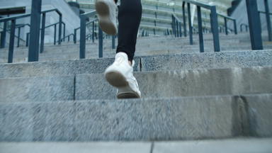 特写镜头女<strong>腿</strong>运行楼梯户外健身女孩攀爬楼上