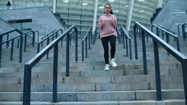 运动女人运行楼梯户外跑步者女人慢跑楼梯