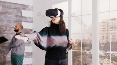 女架构师虚拟现实护目镜空公寓