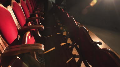 剧院椅子行红色的天鹅绒座位空剧院大厅基斯关注的焦点攀爬