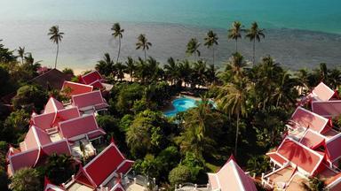 东方房子海滨无人机视图可爱的东方别墅绿色椰子手掌位于海岸平静海阳光明媚的一天度假胜地
