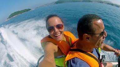 科孚岛希腊约8月摩托艇waverunners自拍父亲女儿有趣的快骑电动机船股票视频