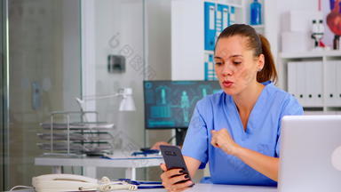 <strong>医疗</strong>护士咨询病人在线智能手机