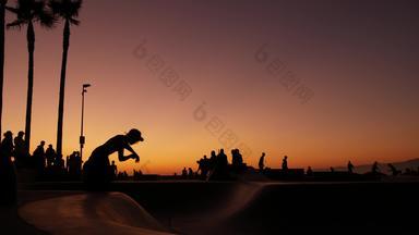 轮廓年轻的跳滑板者骑冲浪老手夏天日落背景威尼斯海洋海滩滑板运动场地这些洛杉矶加州<strong>青少年</strong>滑板斜坡极端的公园集团<strong>青少年</strong>