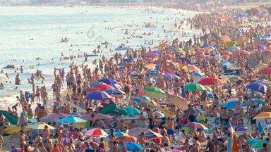 海滩完整的人太阳雨伞热夏天一天巨大的人群游客海滩高季节海岸线拥挤的游泳者旅行欧洲乌克兰敖德萨城市时间孩子