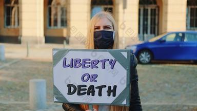 金发女郎女人抗议横幅调用选择自由死亡