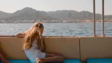 旅游女孩放松海走速度船山景观旅行少年女孩航行船海景观少年女孩海巡航