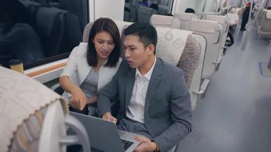 商务人士在高铁上工作笔记本电脑能力视频