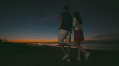 青年夫妇沙滩夕阳愉悦爱视频