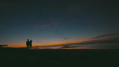 青年夫妇海边海景旅游高清实拍