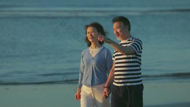 老年夫妇海边自然美镜头