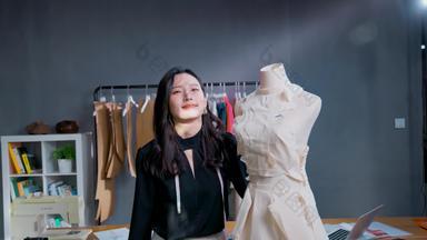 自信的青年女服装设计师自信纺织品宣传视频