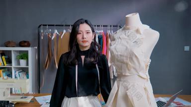自信的青年女服装设计师缝纫服装行业实拍
