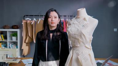 自信的青年女服装设计师造模特实拍素材