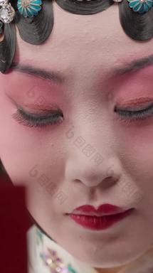 京剧演员梳妆视频