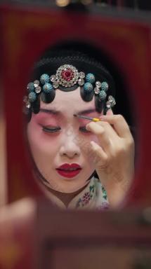 京剧女演员梳妆照镜子优质实拍