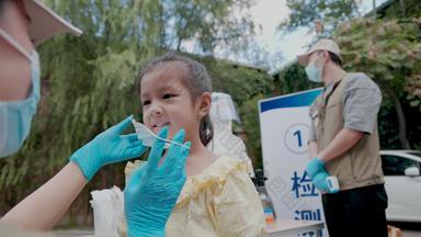 社区志愿者帮小女孩戴<strong>口罩</strong>疫情健康保健工作员