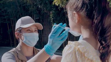 社区志愿者帮小女孩戴<strong>口罩</strong>新型冠状病毒宣传素材