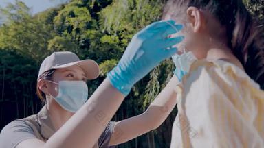 社区志愿者帮小女孩戴口罩疫情宣传片