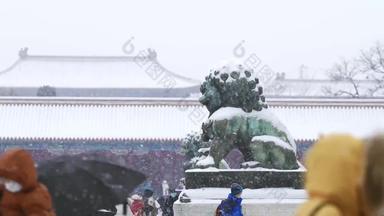雪中故宫的铜狮子雕像国内著名景点实拍素材