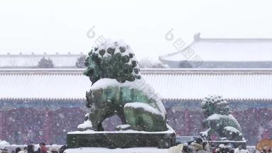 雪中故宫的铜狮子高清视频