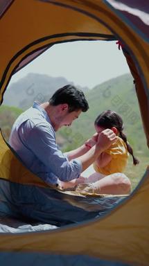 快乐父女在户外玩耍帐篷视频