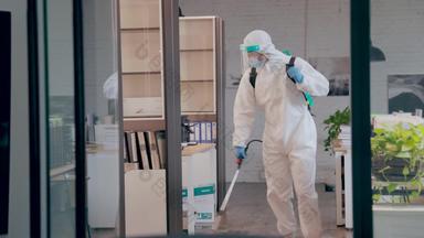 防疫人员用喷雾剂杀菌消毒健康保健工作员镜头