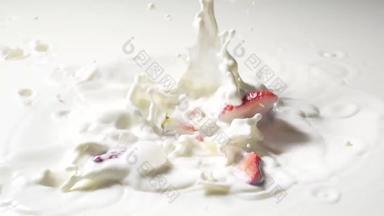 草莓掉进牛奶里食品饮料动态动作高清视频